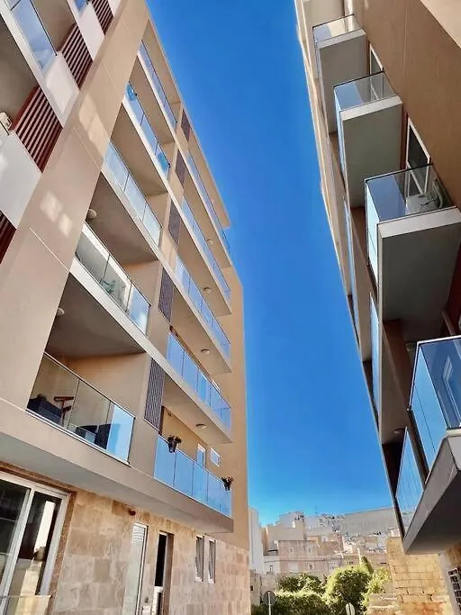 New, Ultra Comfy, Central Flat Msida Apartment
